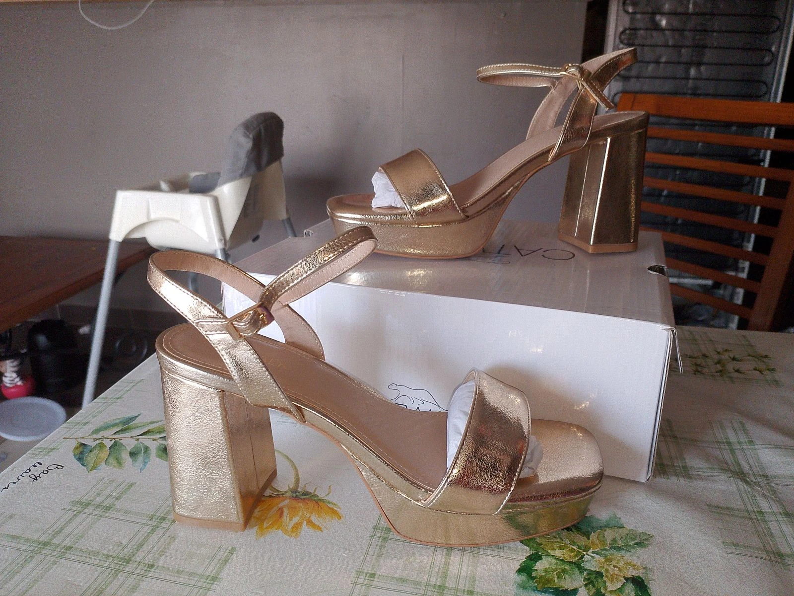 Sandales à talons dorées Catwalk – Neuf avec boîte